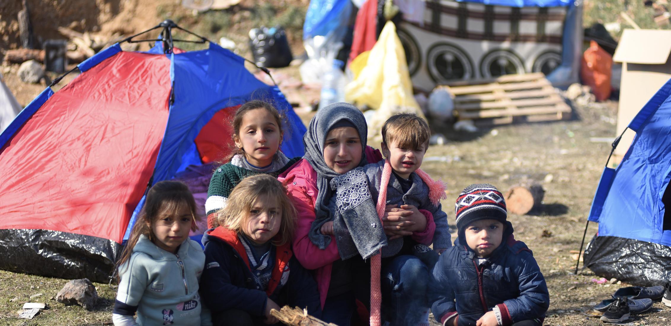 UN0781448/Ölçer: Une famille de réfugiés syriens ayant survécu au tremblement de terre de magnitude 7,7 et aux dizaines de répliques qui ont frappé le sud-est de la Türkiye et la Syrie le 6 février 2023 s'abrite dans un site temporaire dans la province d'Onikişubat, à Kahramanmaraş.