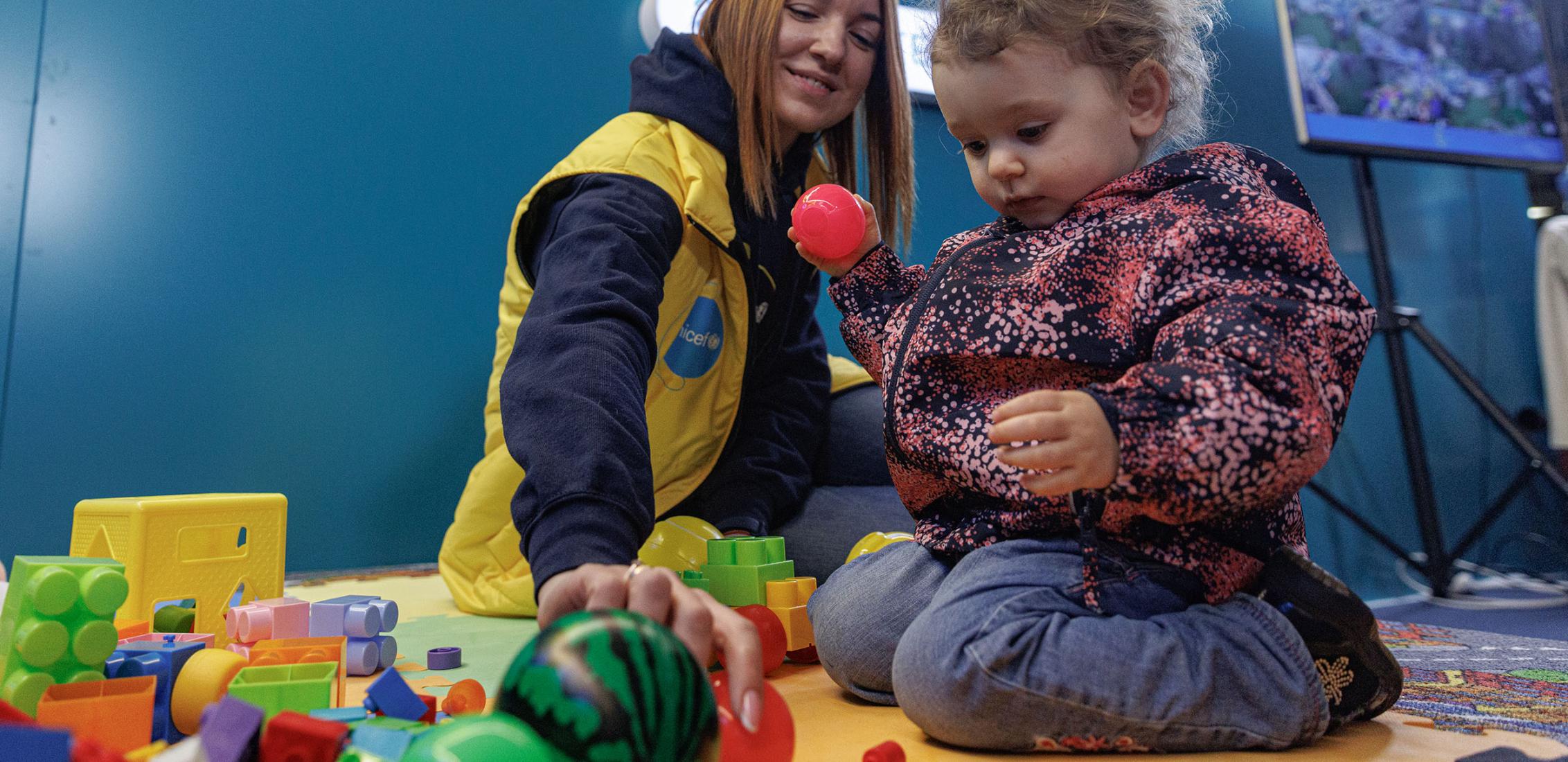 UN0819983/Skyba Un enfant participe à une séance d'art-thérapie dans un Splino Enfant Spot situé dans une station de métro à Kiev, en Ukraine, le 25 mars 2023. Pour soutenir les enfants et les personnes qui s'occupent d'eux au milieu de la guerre, l'UNICEF, avec ses partenaires, a créé les Spilno Enfant Spots (Spilno signifie "ensemble" en ukrainien) afin de créer un environnement stimulant dans lequel les enfants peuvent accéder à des jeux libres et structurés, à des activités récréatives, de loisir et d'a