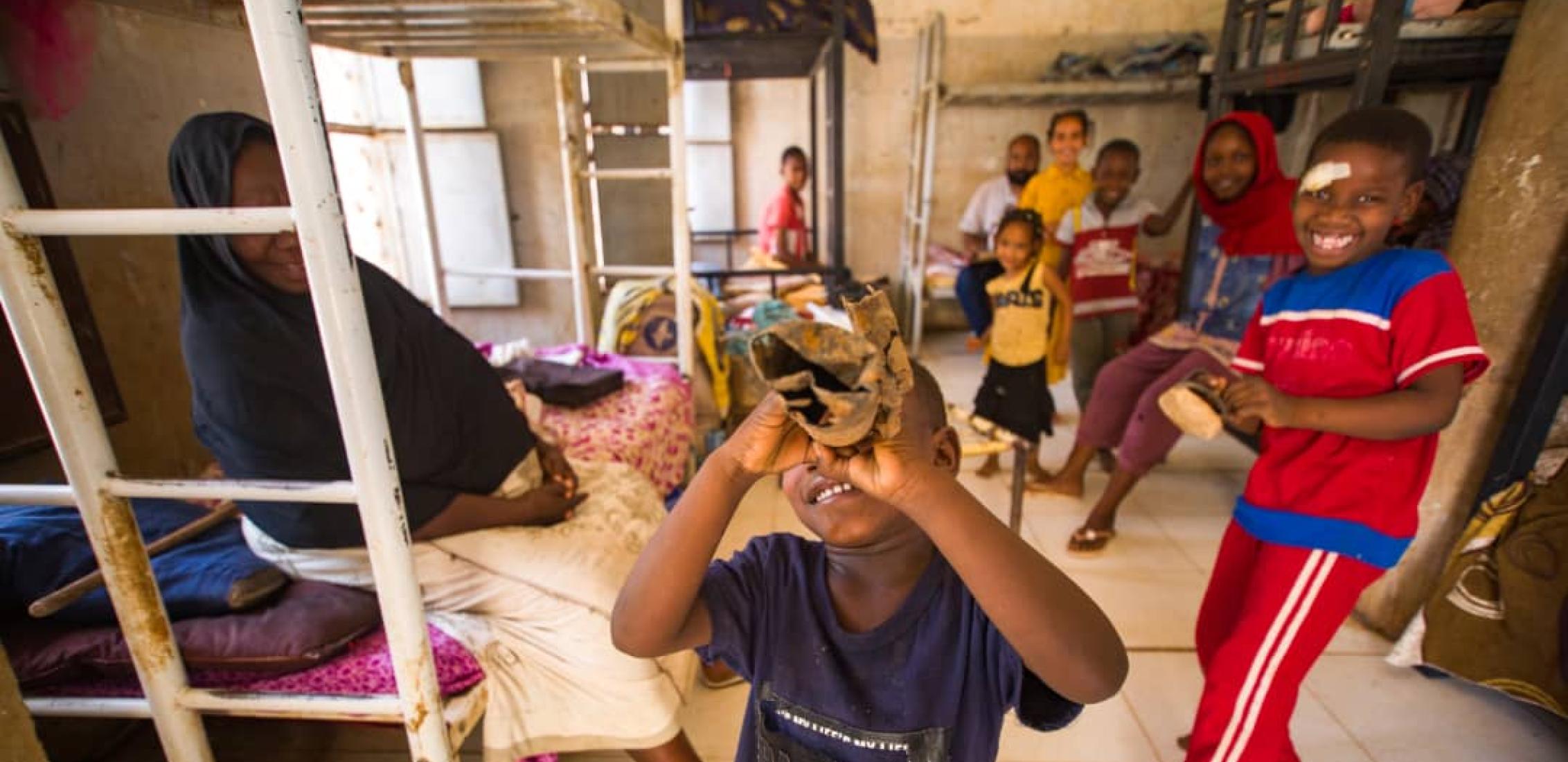 UN0844235/Mohamdeen Le 12 mai 2023, des enfants déplacés posent pour un portrait dans un abri temporaire. Suite à la poursuite des combats qui ont éclaté à Khartoum le 15 avril, les enfants et leurs familles ont fui et se sont mis en sécurité dans les États voisins plus sûrs.