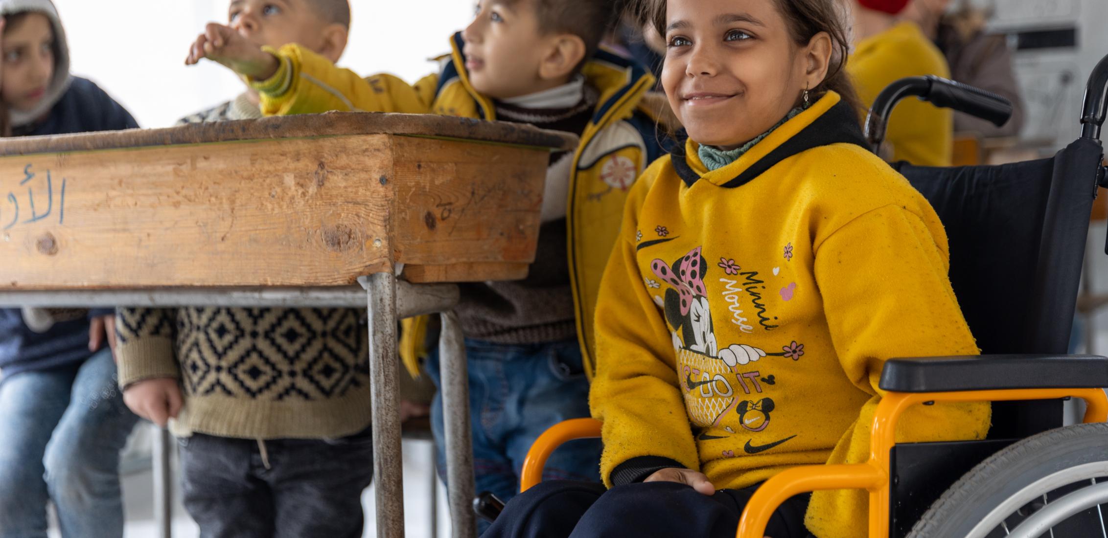 UN0855919/Janji Iman, 13 ans, participe à une activité éducative soutenue par l'UNICEF dans une école transformée en refuge dans la ville d'Alep, en Syrie, le 15 mars 2023. À Alep, l'une des zones largement touchées par les tremblements de terre meurtriers, l'UNICEF, avec ses partenaires, s'adresse aux enfants affectés, notamment aux enfants handicapés, en leur proposant des activités éducatives divertissantes et des cours de rattrapage pour les aider à rattraper les apprentissages manqués et à retrouver un