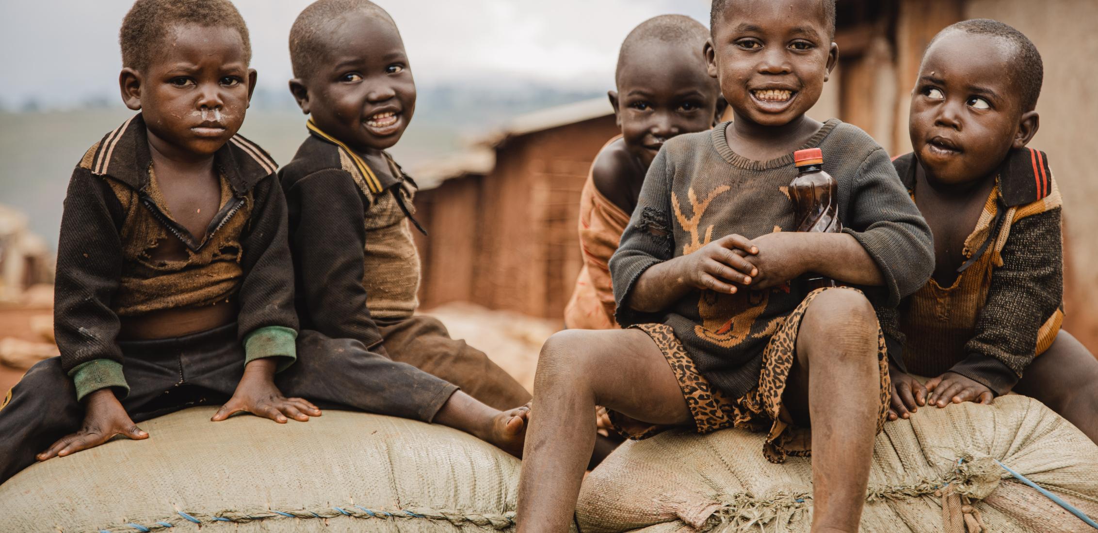 UNI443387/Benekire Enfants déplacés par les violences vivant dans le site de personnes déplacées de Rhoe, dans la province de l'Ituri, à l'est de la RD Congo, le 26 septembre 2023.