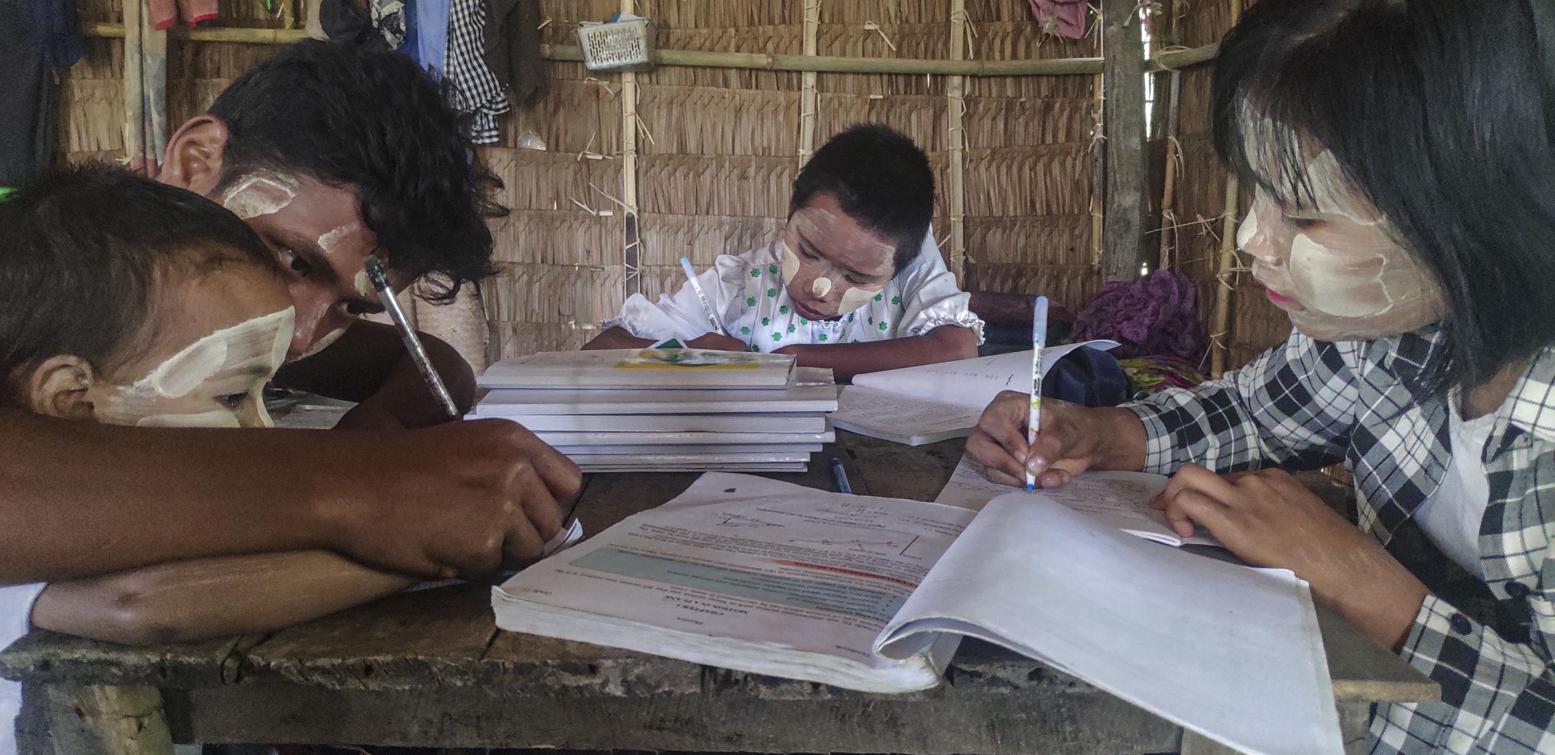 ©World Vision International  Dans le Myanmar touché par le conflit, Myo a abandonné l'école pour travailler dans une ferme afin de subvenir aux besoins de sa famille. À la ferme, il travaillait de longues heures, portait des charges dangereusement lourdes, sans possibilité d'apprentissage ni de temps libre. Myo fait maintenant partie d'un programme de gestion des cas de protection de l'enfance de World Vision International. Grâce à ce soutien complet et individualisé, il suit maintenant un programme de form